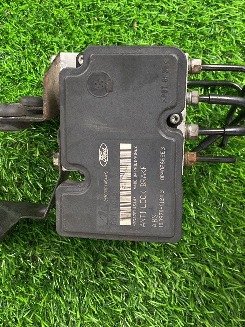2005 - 2010 Ford Focus ABS Pump/Modulator 3M512M110JA