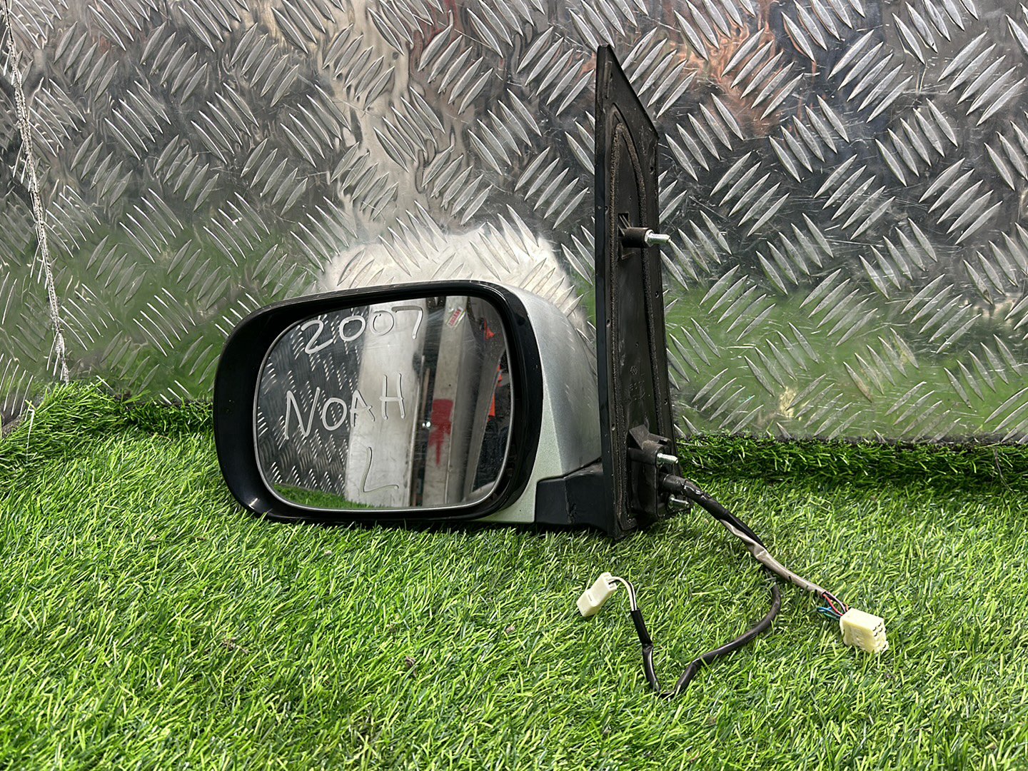 2001 - 2007 Toyota Noah Left Door Mirror 2 PLUG (5+2) WIRE TYPE