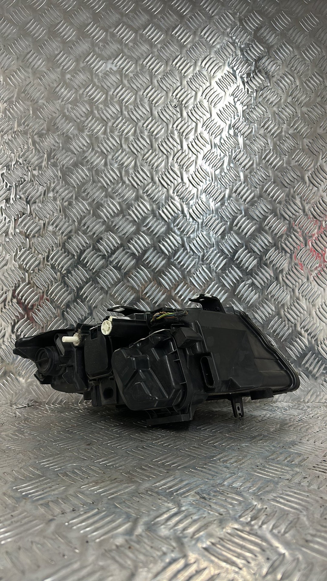 2007-2011 BMW 320i Left Headlight VALEO 044273