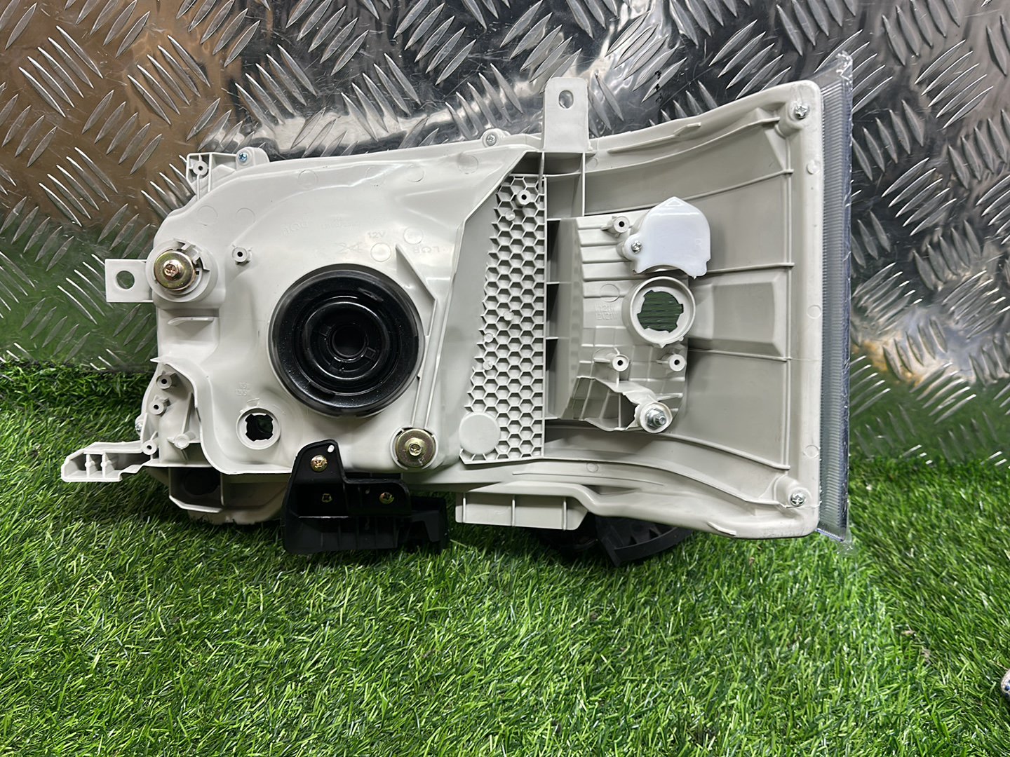 2010-2014 Toyota Hiace H200- Right Headlight PN: 26-126