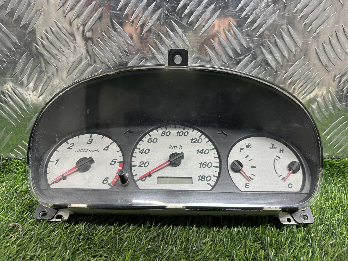 1999-2006 Ford Courier UN- Instrument Cluster PN: 261383Kms