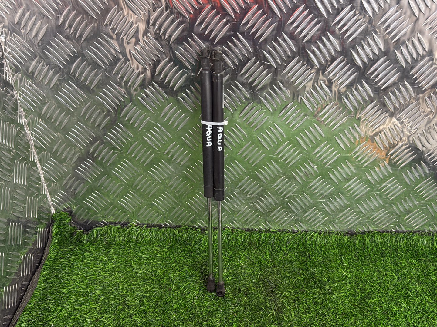 2003-2008 Toyota Auris Bootlid Gas Struts