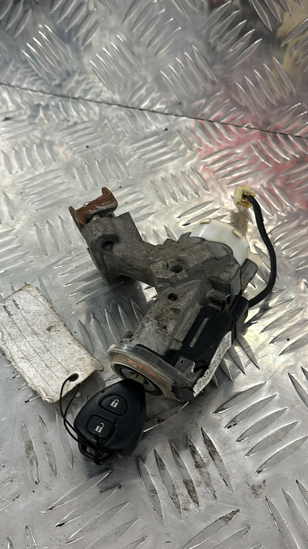 2001-2005 Toyota Camry A30- Ignition With Key PN: 45020-33-9