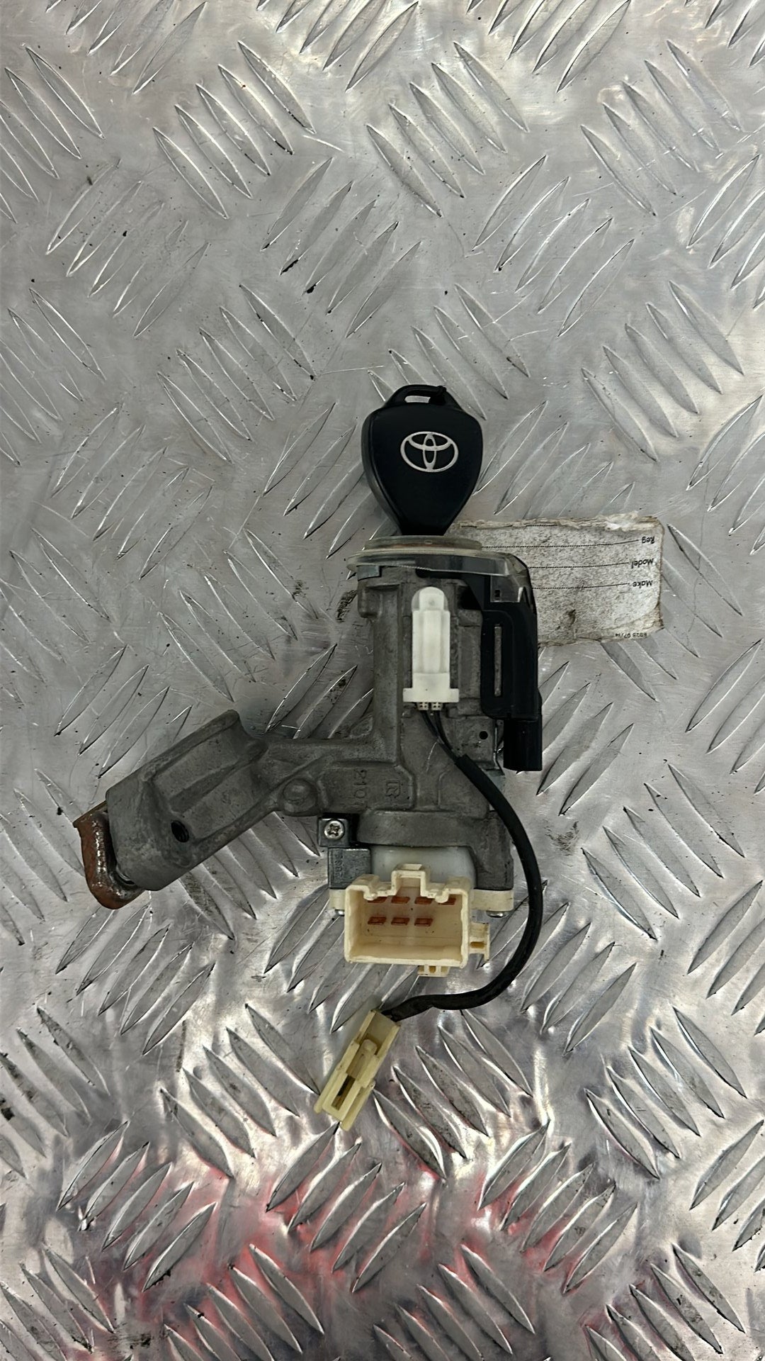 2001-2005 Toyota Camry A30- Ignition With Key PN: 45020-33-9