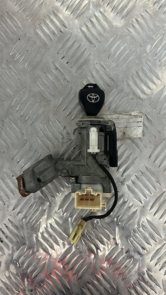 2001-2005 Toyota Camry A30- Ignition With Key PN: 45020-33-9