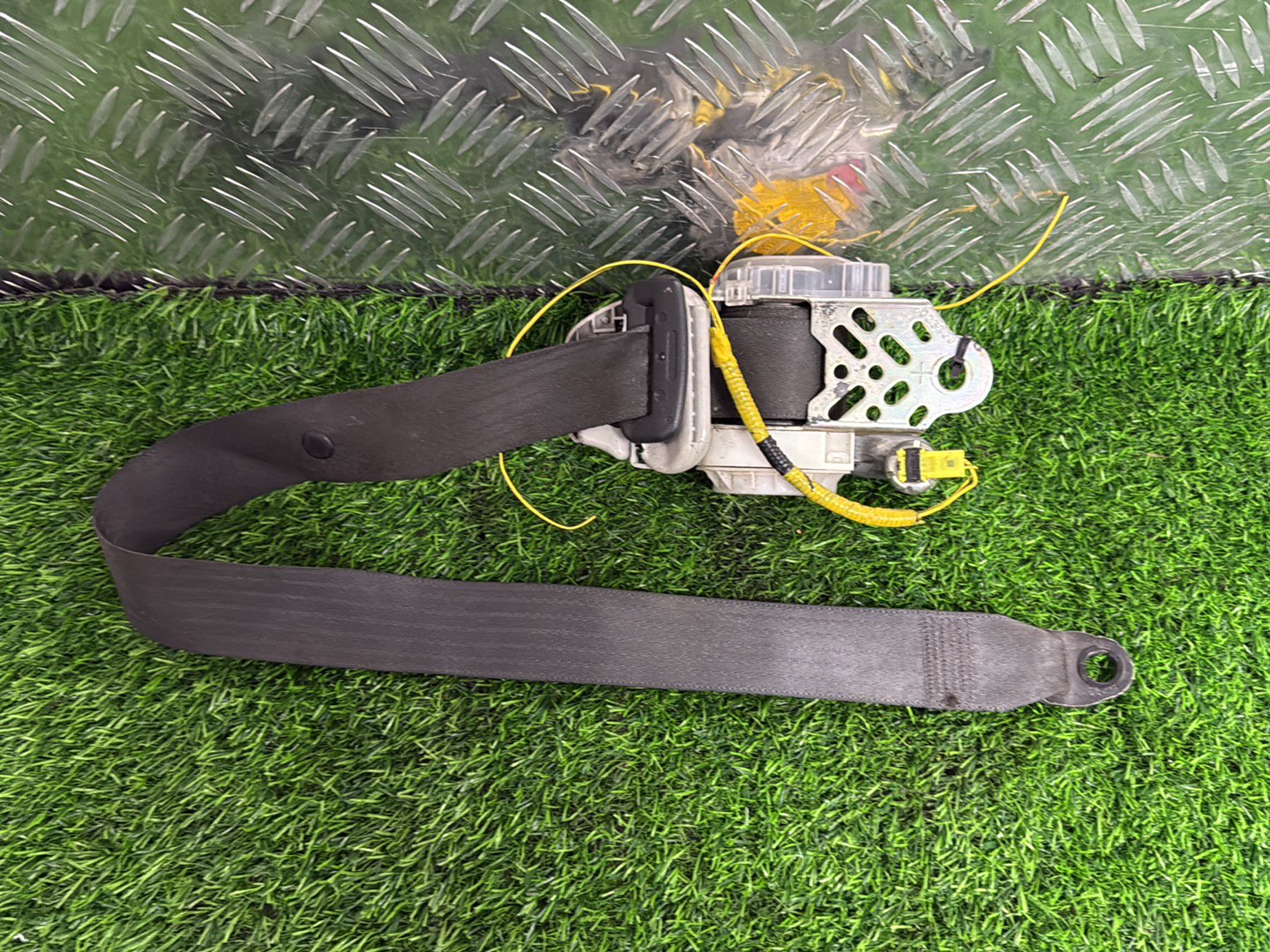 2000 - 2006 Toyota Corolla Left Front Seat Belt 7L2310-P