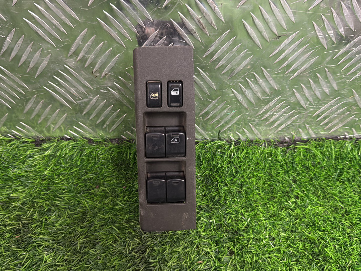 Nissan Navara Master Power Window Switch Single Plug