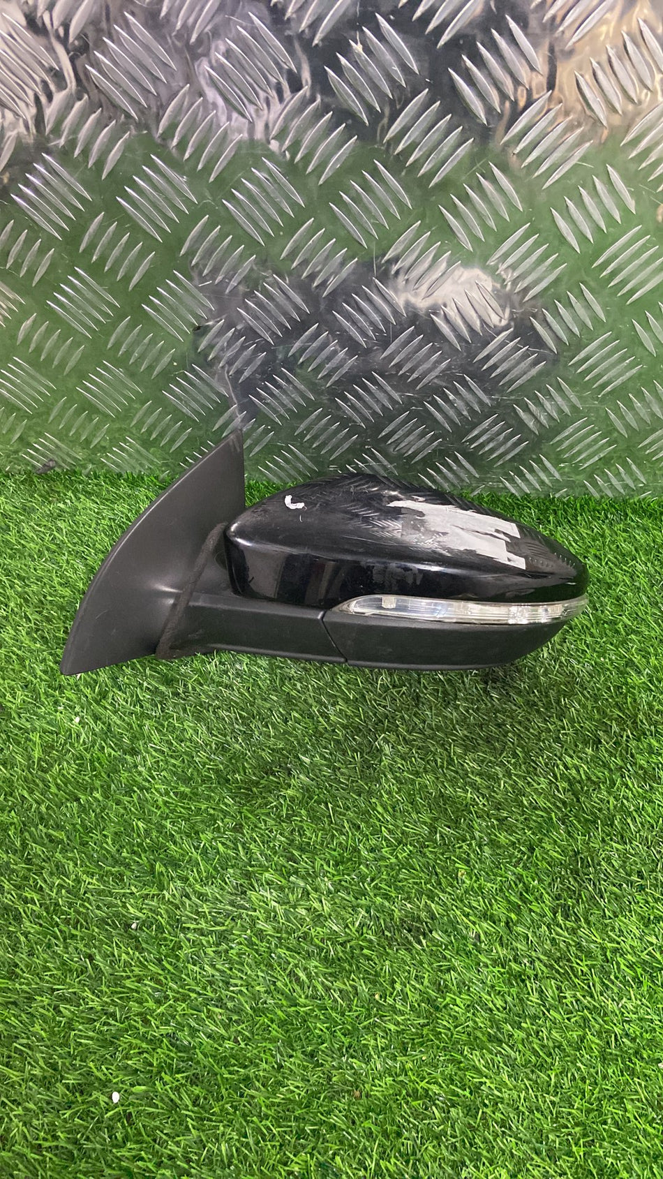 2010-2015 Volkswagen Passat- Left Door Mirror PN: 13 wire