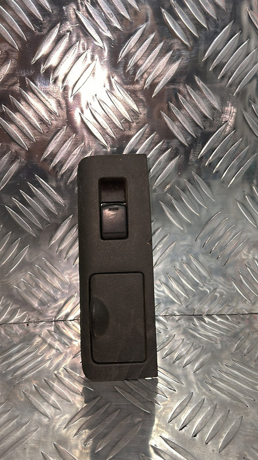 2005 - 2015 Nissan Navara Right Rear Window Switch