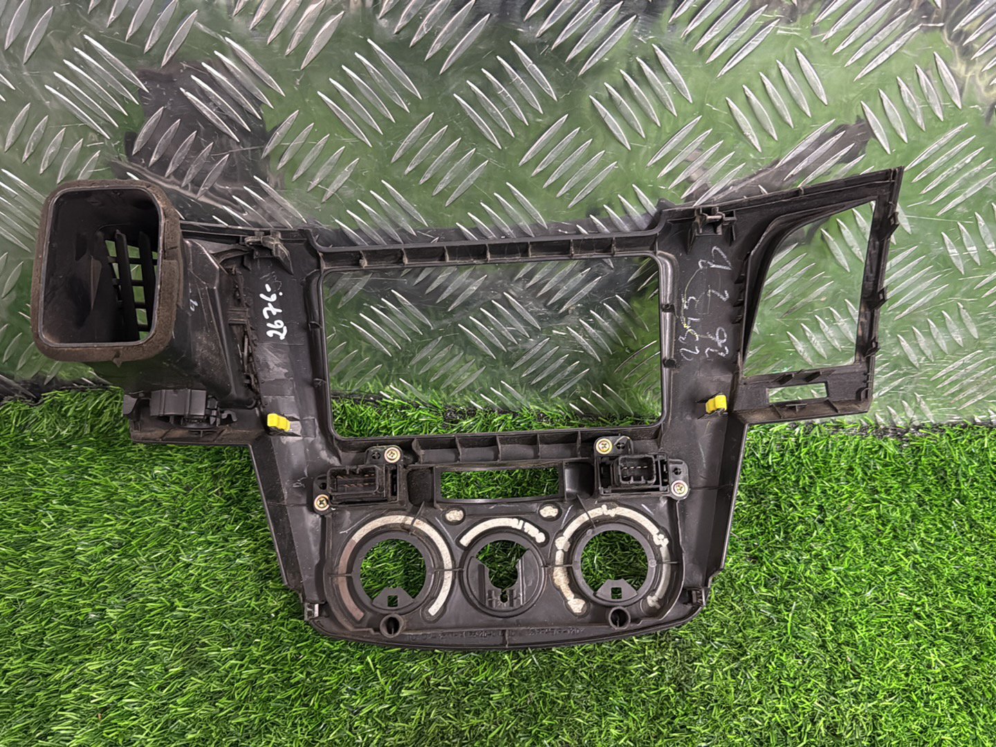 Toyota Hilux Dash Vent Surround Centre Silver Surround TOYOTA 55420-0K0