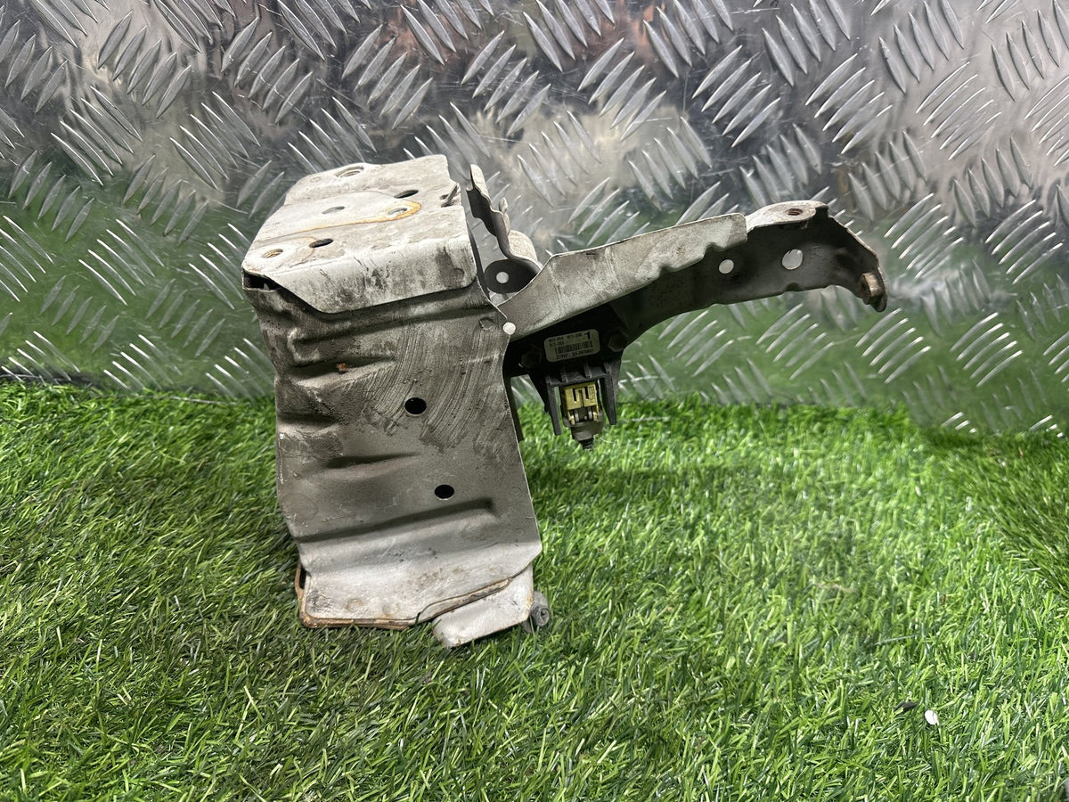 2004-2019 Toyota Hiace H200- Right Front Reinforcement Bracket PN: