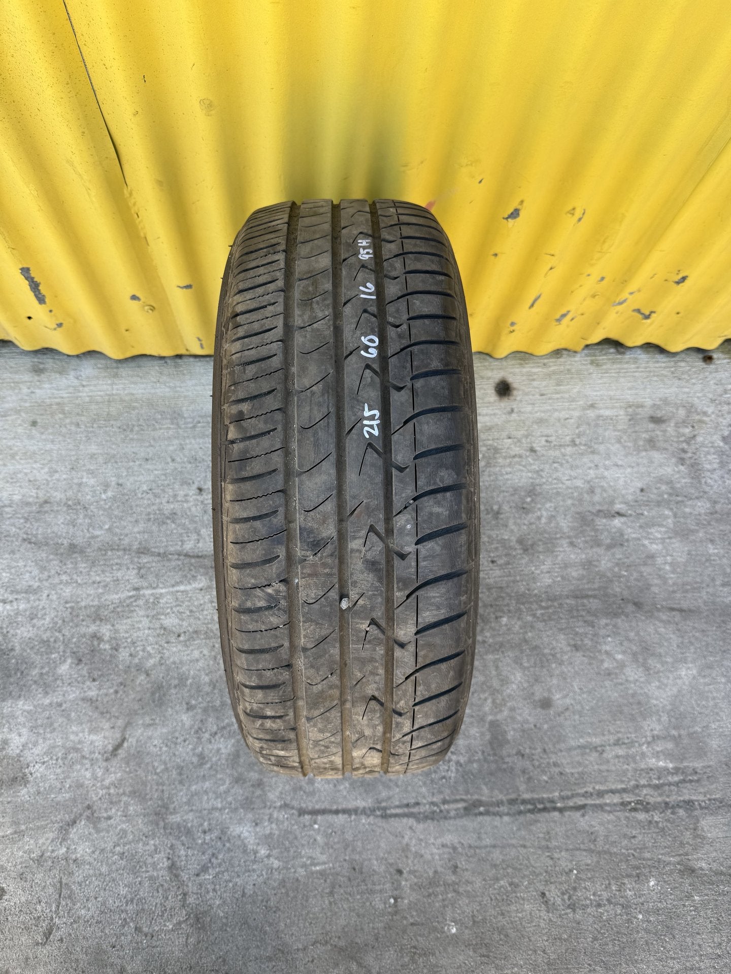 - Tyre PN: 215- 60- 16 95H (Inside-Outside)