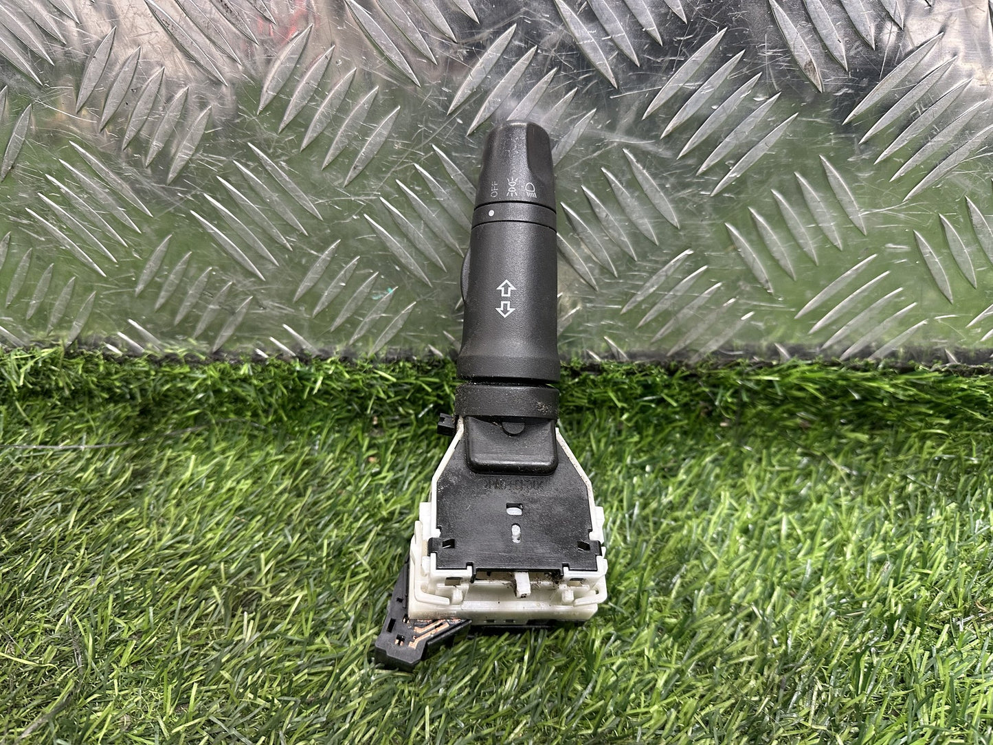 2001-2012 Nissan Caravan E25- Right Combination Switch PN: 5690A