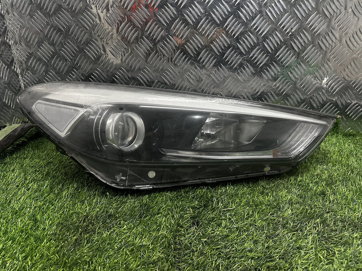 2009-2015 Hyundai ix35 LM - Right Headlight PN: 92102-2Y