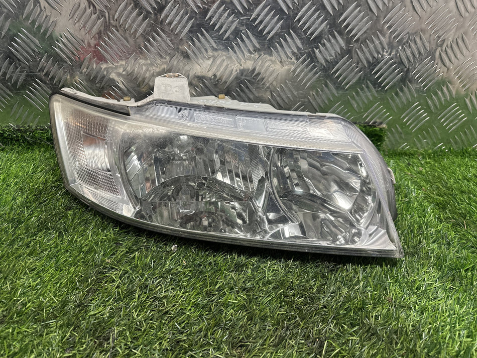 2006 Holden Commodore VZ - Right Headlight PN: 92122168
