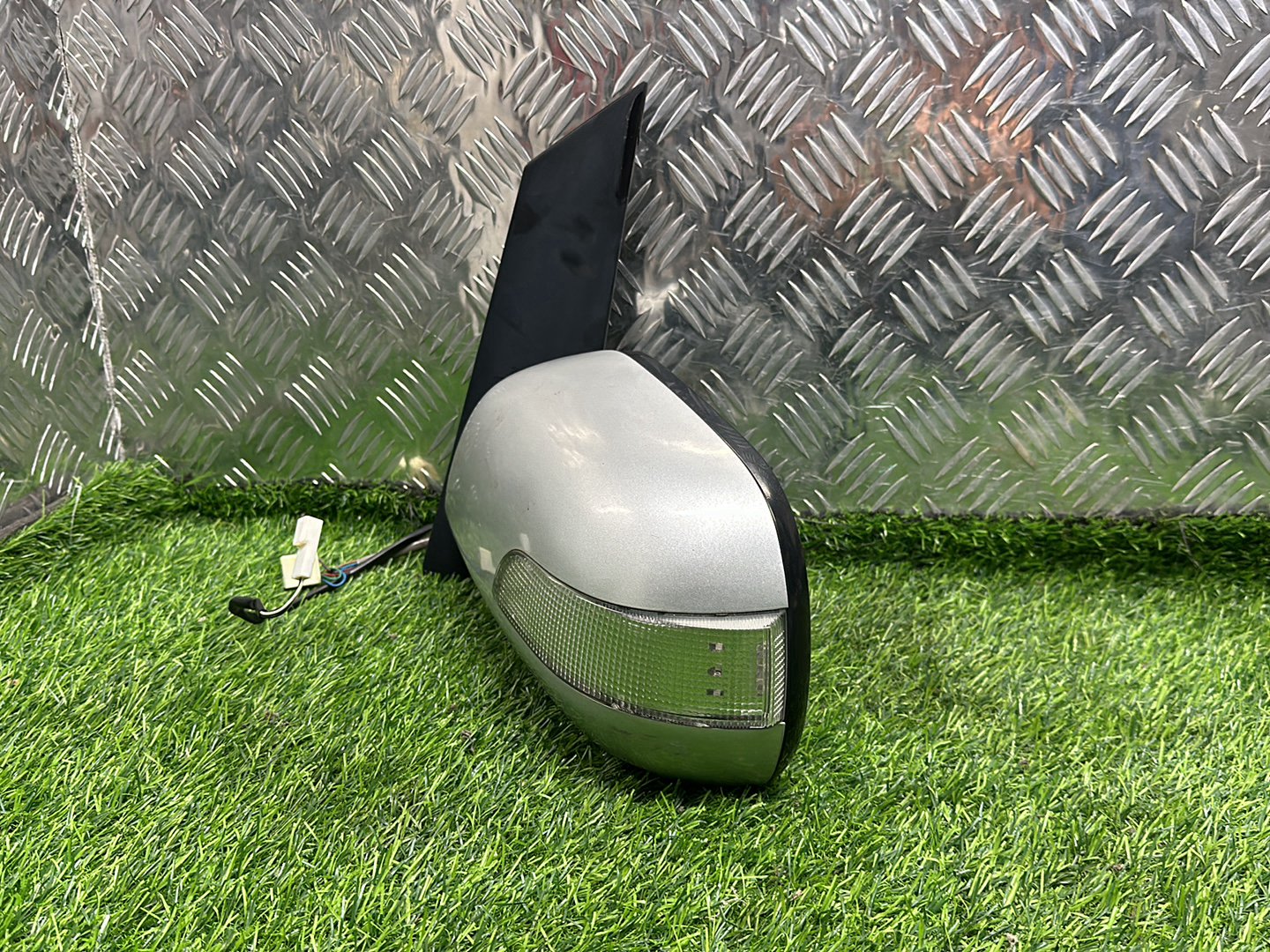 2001 - 2007 Toyota Noah Left Door Mirror 2 PLUG (5+2) WIRE TYPE
