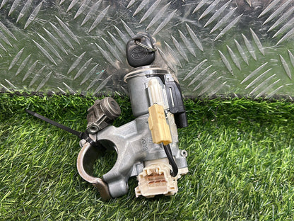 2000-2005 Toyota Estima R30 - Ignition With Key PN: 45020-28-7
