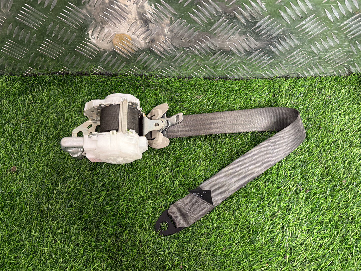 2009 - 2015 Toyota Prius Right Front Seat Belt 347660