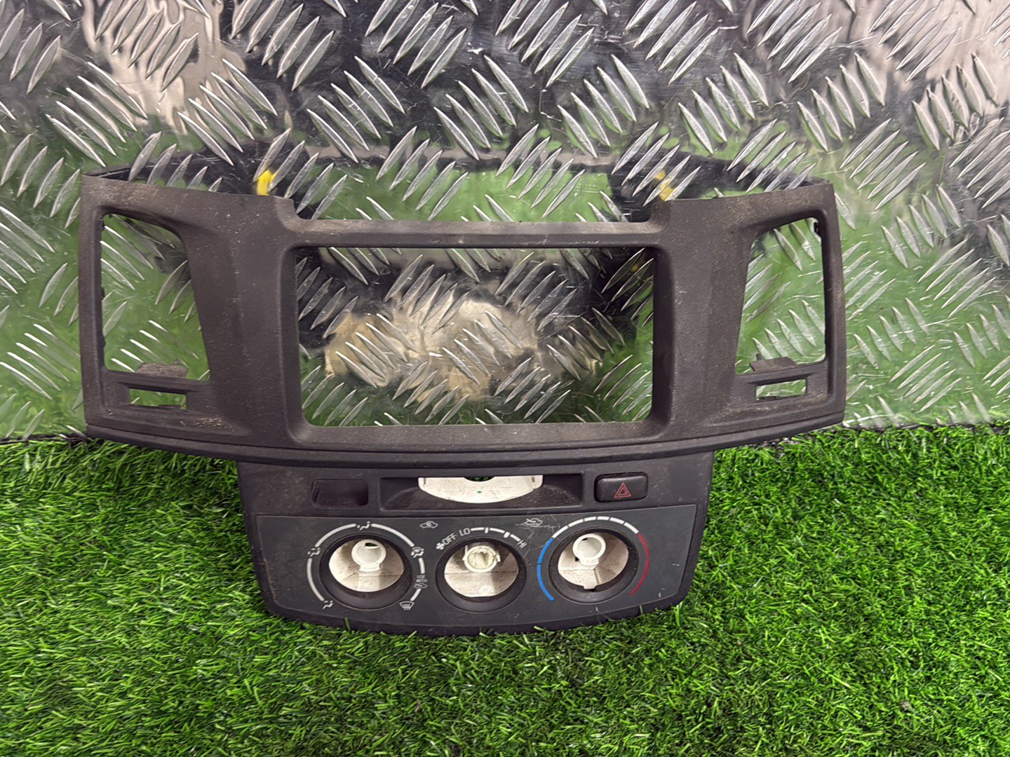 2009-2015 Toyota Hilux- Dash Vent Surround Centre PN: TOYOTA 55420-0K380