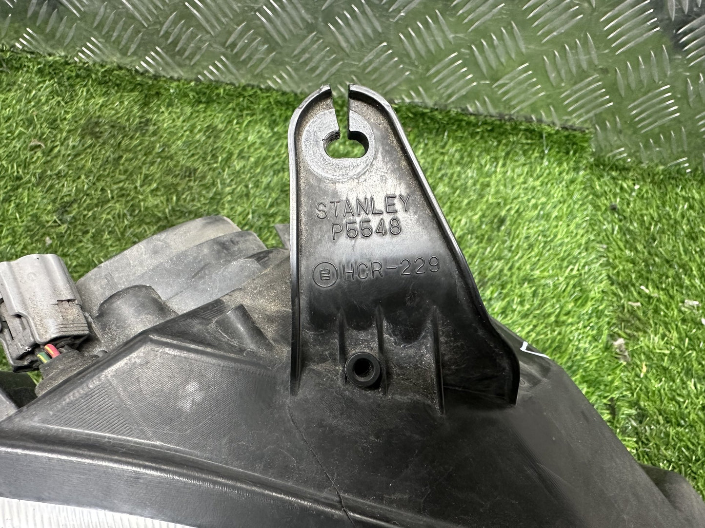 2002-2007 Mazda Demio DY- Right Headlight PN: STANLEY P5548