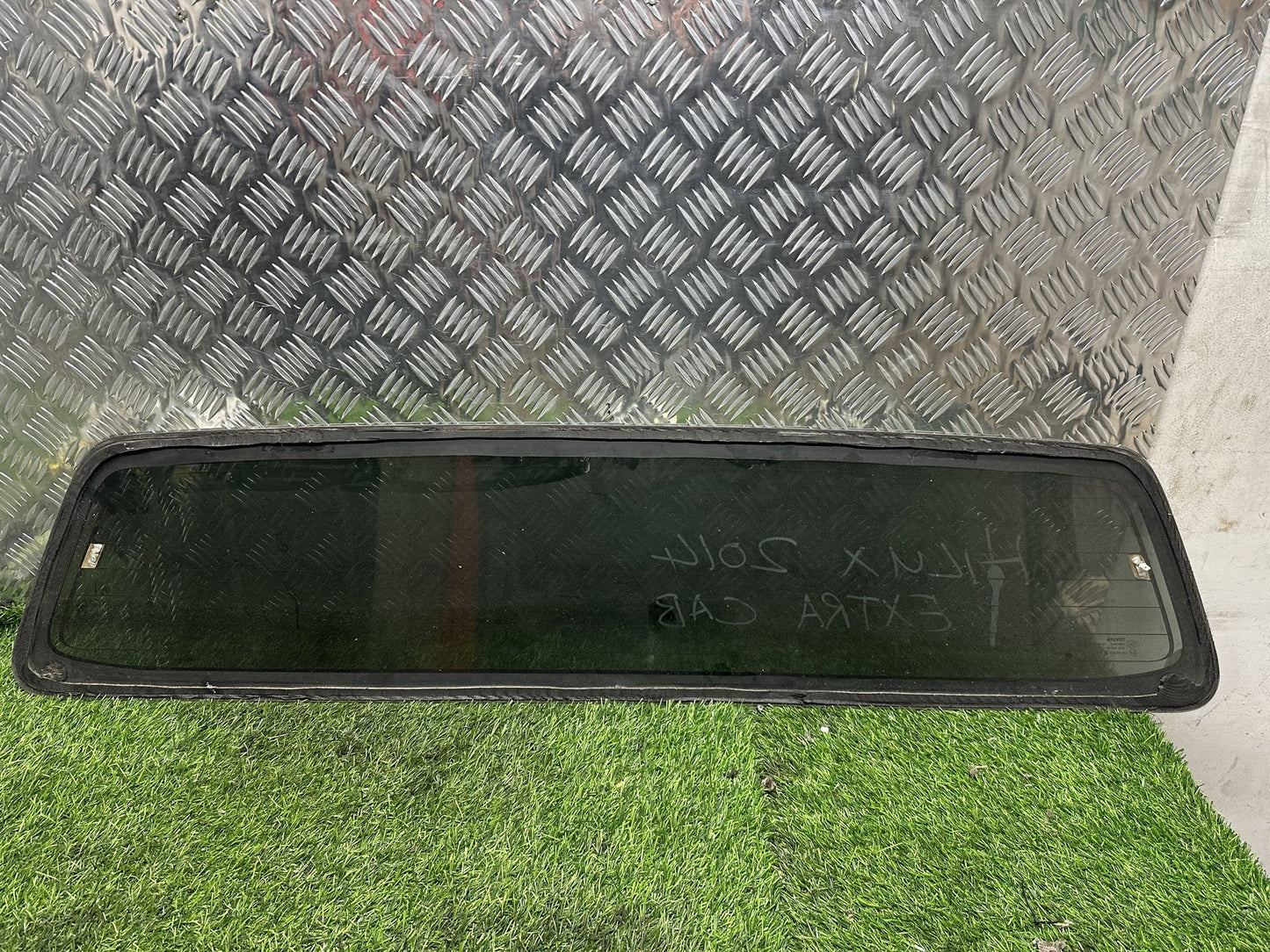 2004-2015 Toyota Hilux AN10- Extra Cab Rear Glass PN: M173