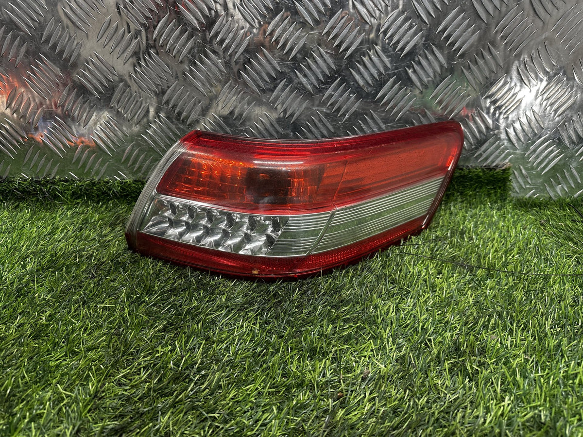 2006-2011 Toyota Camry V40 - Right Taillight PN: HELLA 06-189