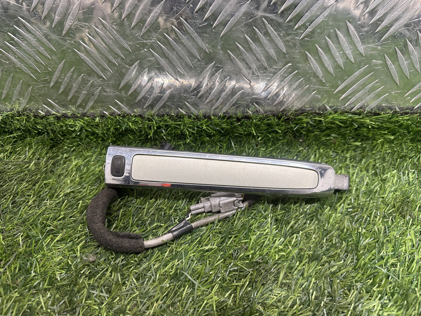 2004-2009 Nissan Fuga Y50 - Right Front Exterior Door Handle PN: SENSOR TYPE