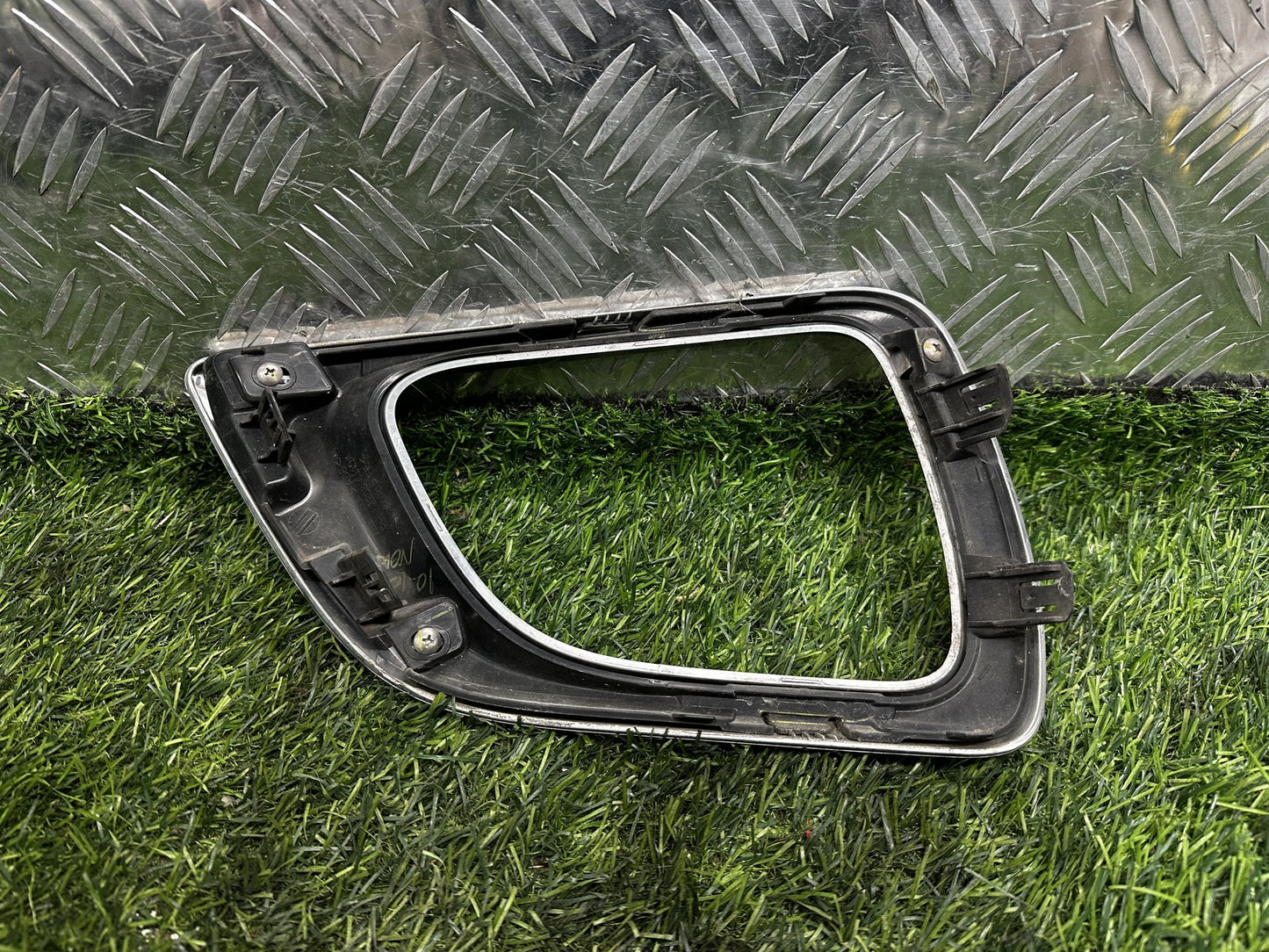 2015-2019 Nissan NP300 Navara D23 - Right Bumper Foglight Surround PN: 62256 4J40A